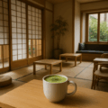 Matcha latte minimaliste dans un salon de thé japonais en France avec shoji et jardin